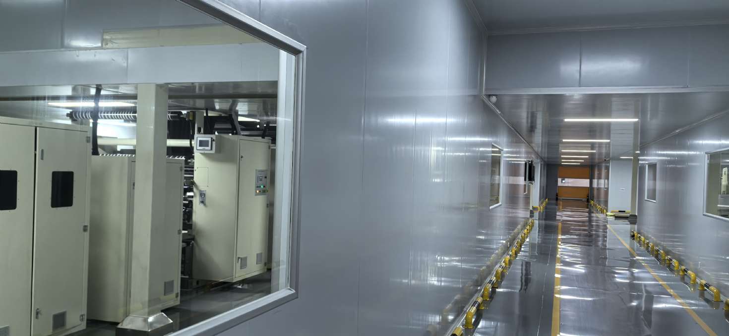 久久新材涂布无尘车间一角